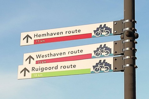 De bordjes van de fietsroutes door de Amsterdamse haven