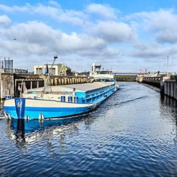blauw binnenvaartschip in de zeesluis IJmuiden