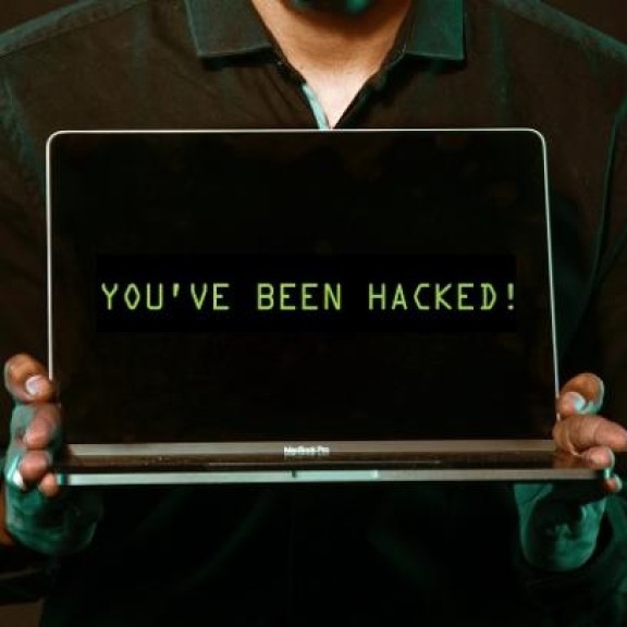 foto met computer met de tekst you've been hacked 