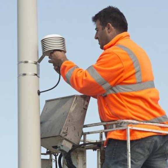 plaatsing van een e-nose door monteur