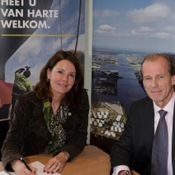 ondertekening samenwerking Havens door CEO Port of Amsterdam en Port of Rotterdam