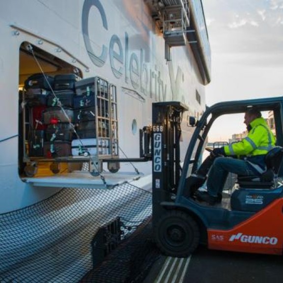 Uitladen van de Celebrity bij de Passenger Terminal Amsterdam