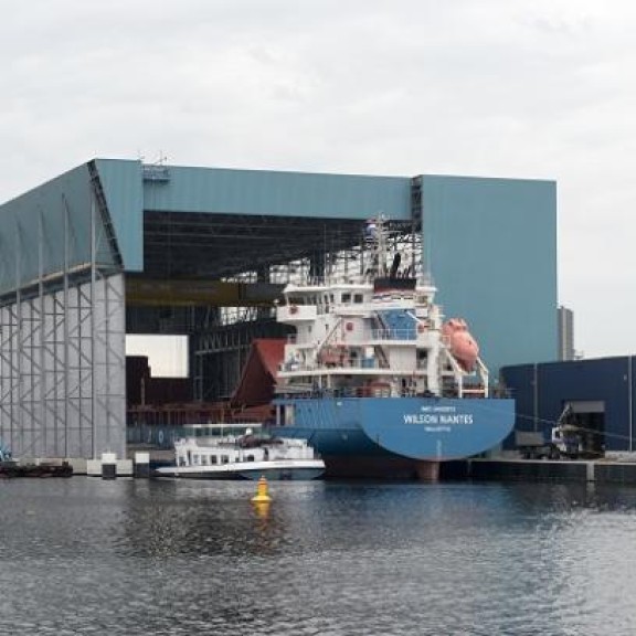 All Weather Terminal met schip Wilson Nantes onder de overkapping