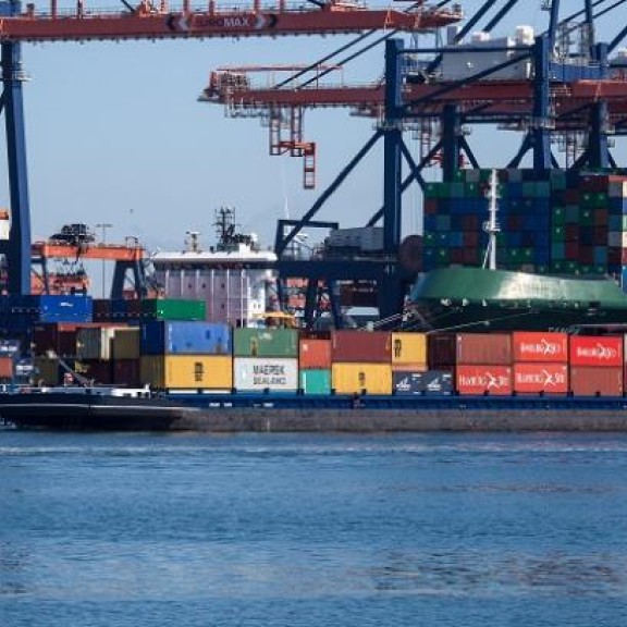 Schip met containers en havenkranen