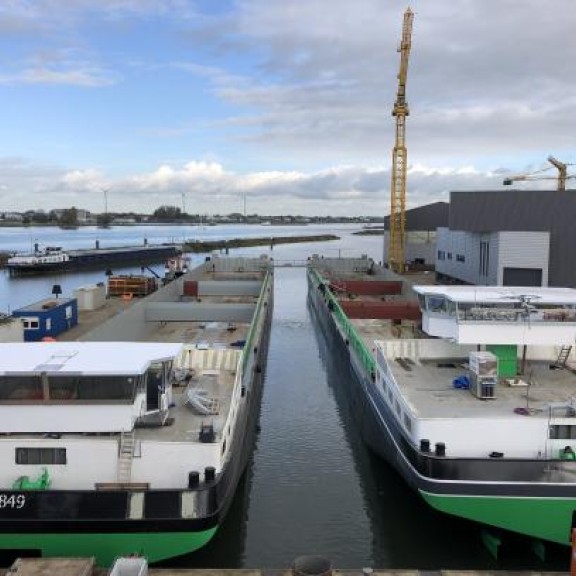 Twee sendoliners naast elkaar in de haven