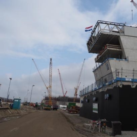 vlag wappert op hoogste punt Sluis Operatie Centrum in aanbouw