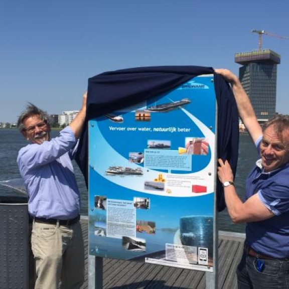 Het bord van Bureau Voorlichting Binnenvaart wordt onthuld