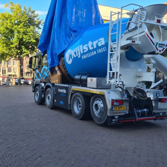 Presentatie eerste geheel elektrische betonmixer ter wereld