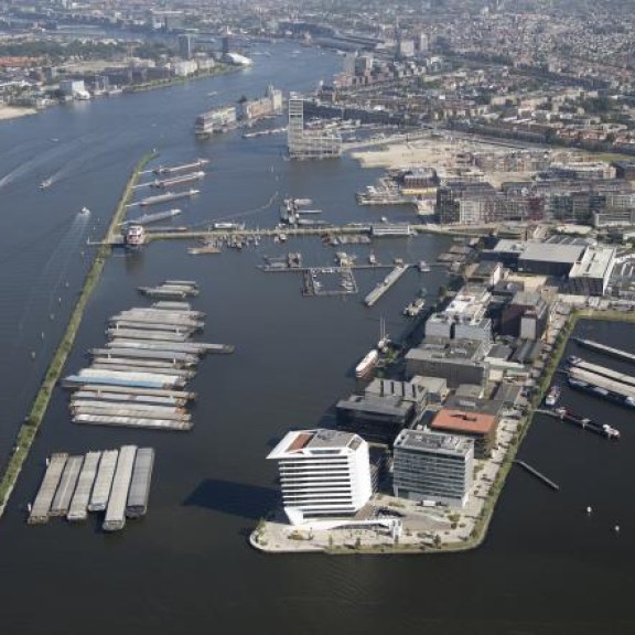 Duwbakken in het havengebied in Amsterdam