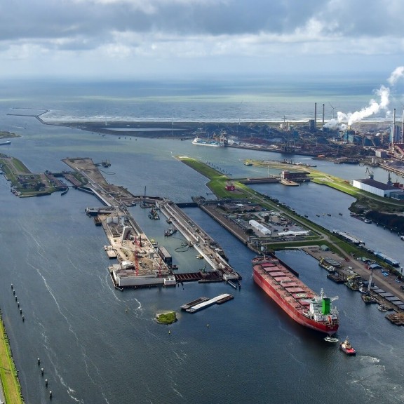 Dronebeelden van de nieuwe zeesluis bij IJmuiden
