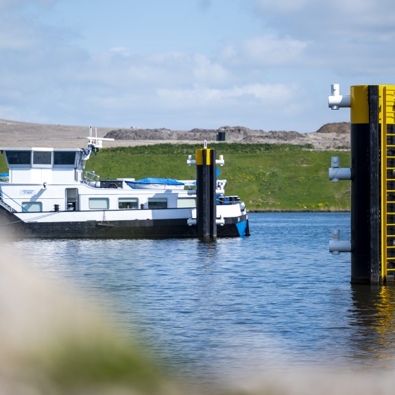 Nieuwe bolders in de Afrikahaven