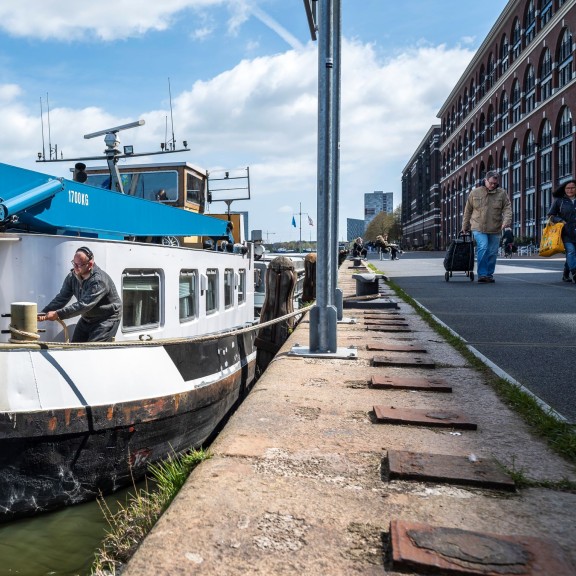 Binnenvaartschip in de IJhaven