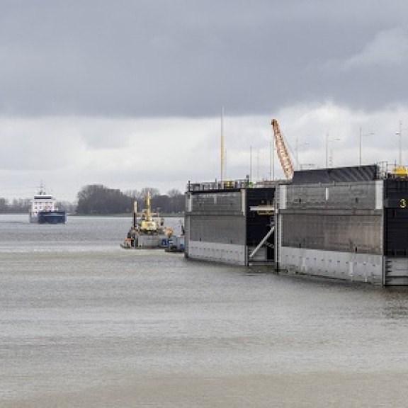 Sluisdeuren Zeesluis IJmuiden ingevaren