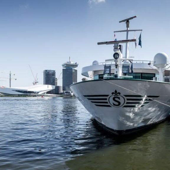 Riviercruiseschip in Amsterdamse haven