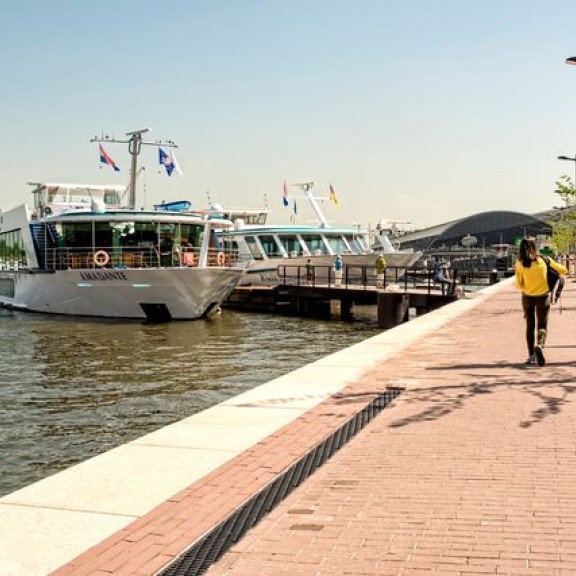 Riviercruiseschepen in Amsterdamse haven