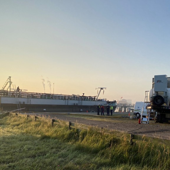 Stilligend schip dat aan het ontgassen is