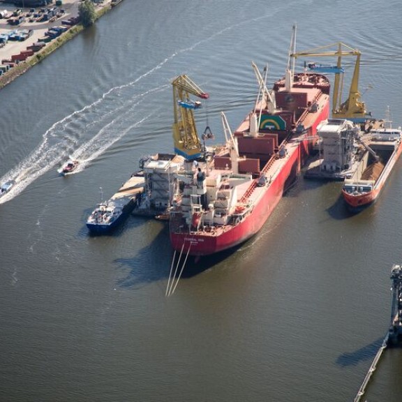 Een tal schepen die zich bevinden bij de Mercuriushaven in de buurt. Er wordt gewerkt met kranen om een boot te ontladen van haar vracht.