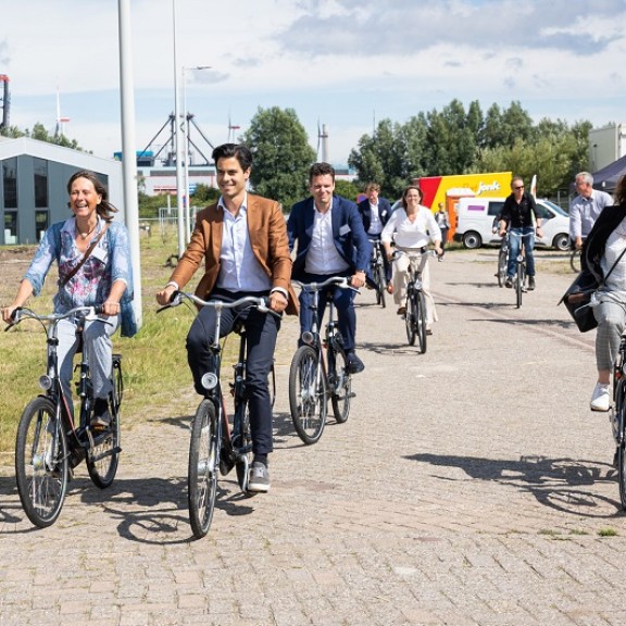 minister jetten bezoekt amsterdamse haven