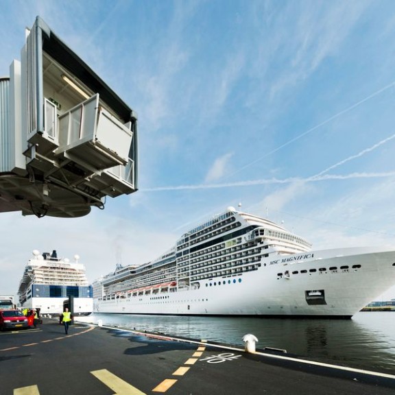 Cruiseschip bij Passenger Terminal Amsterdam