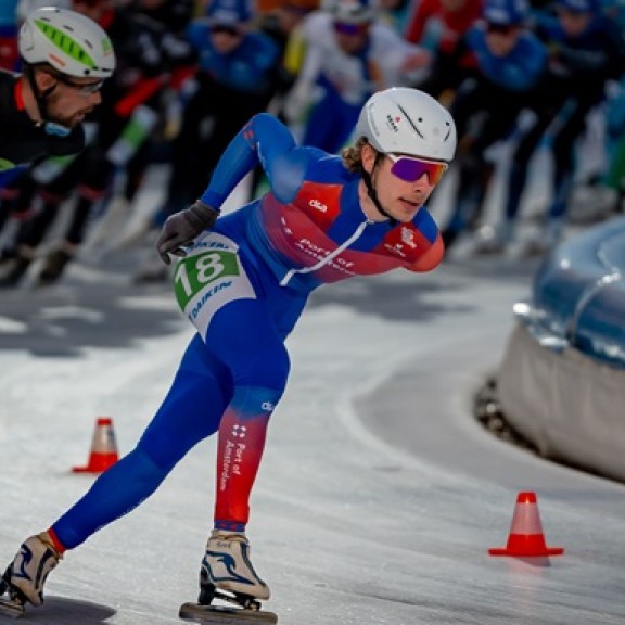 Foto van de schaatsploeg in actie door Ben van Trierum