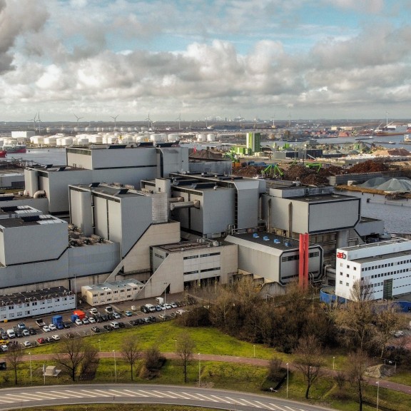 Vooraanzicht fabriek AEB