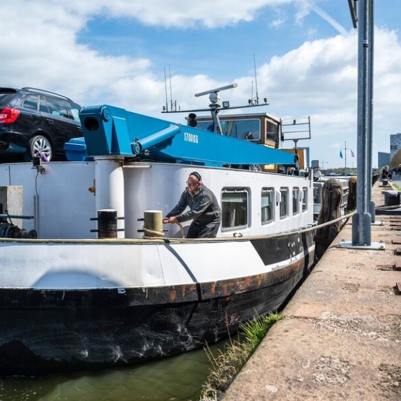 Binnenvaart spudpalen