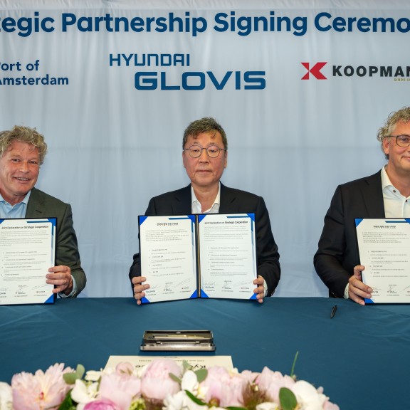 Koen Overtoom, CEO of Port of Amsterdam, ​Kyoo Bok Lee, CEO and President of Hyundai GLOVIS, Klaas Koopman, CEO of Koopman Logistics Group
