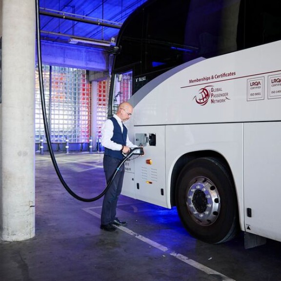 Port of Amsterdam opent een nieuwe laadfaciliteit voor zwaar elektrisch vervoer bij de Passenger Terminal Amsterdam (PTA)