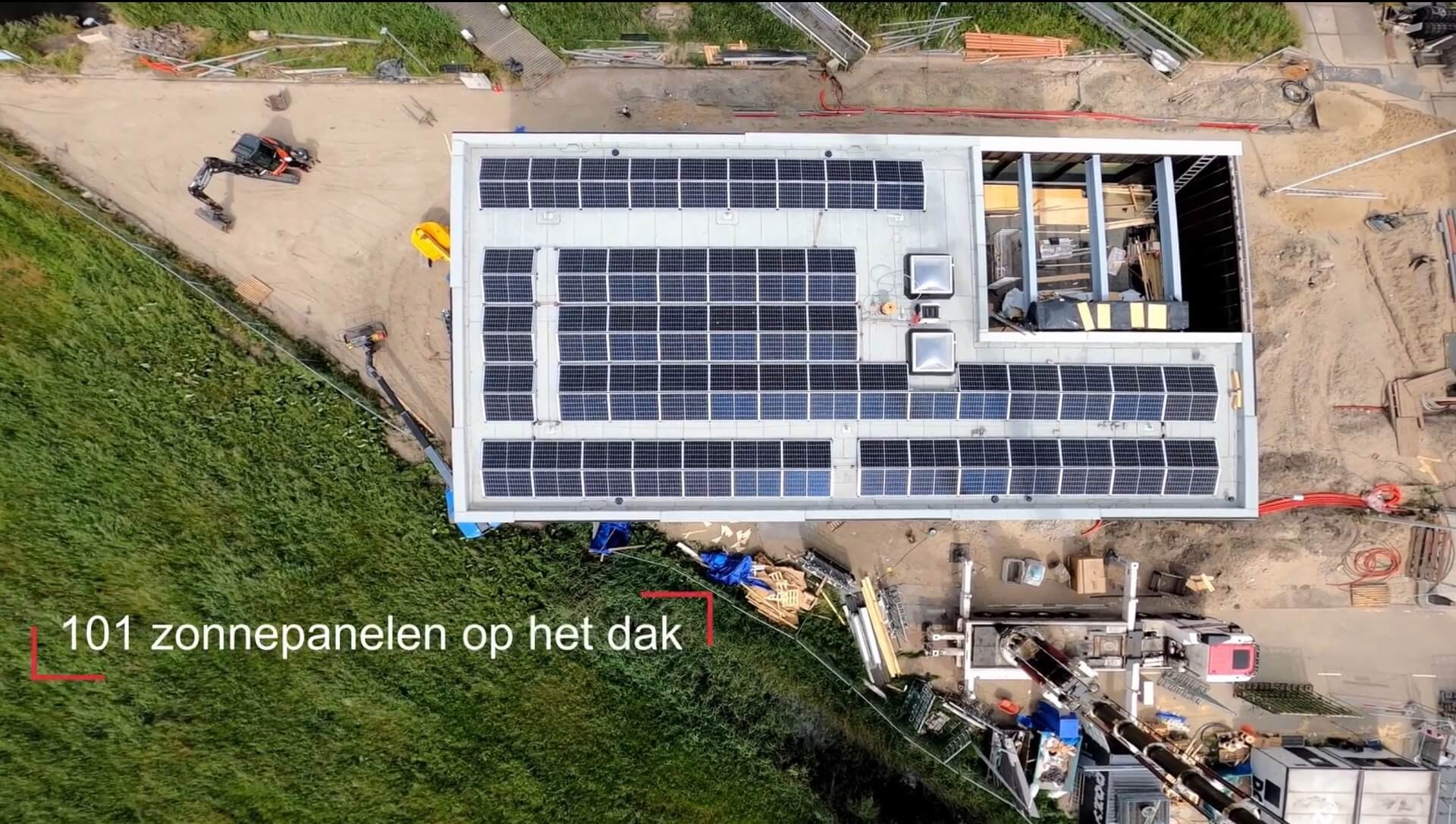 Zonnepanelen op het dak van het Nautisch Coördinatie Centrum