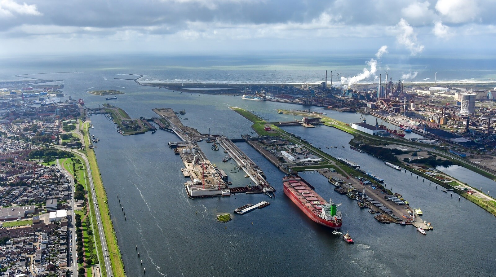 Dronebeelden van de nieuwe zeesluis bij IJmuiden