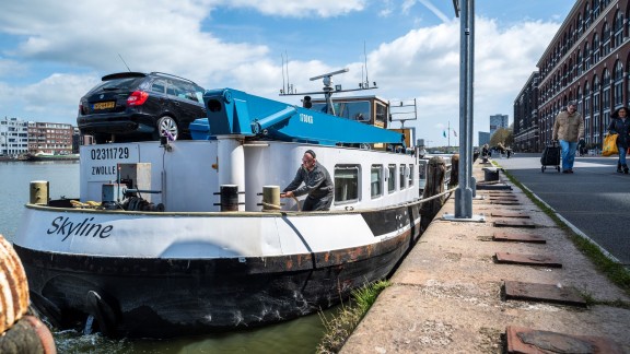 Binnenvaartschip in de IJhaven