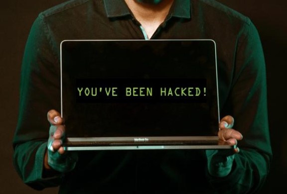 foto met computer met de tekst you've been hacked 