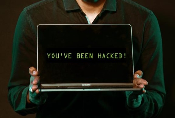 foto met computer met de tekst you've been hacked 