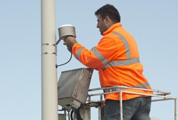 plaatsing van een e-nose door monteur