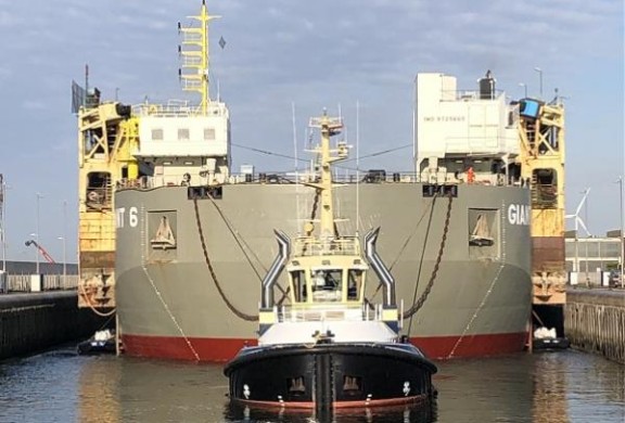 Giant in sluis Ijmuiden
