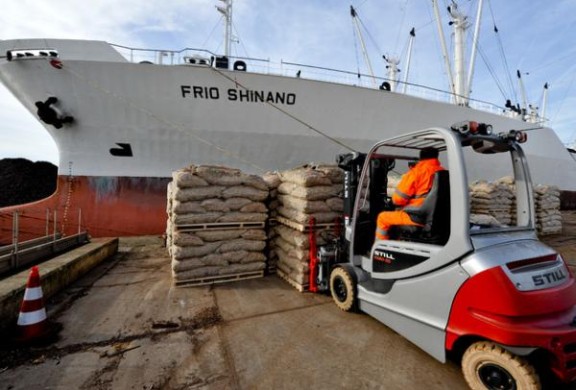 Laden stukgoed op het schip Frio Shinand 