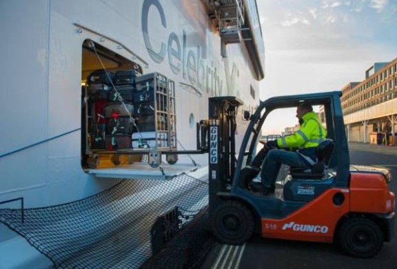 Uitladen van de Celebrity bij de Passenger Terminal Amsterdam