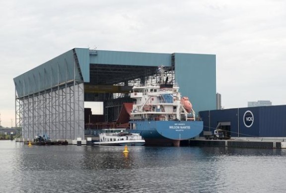 All Weather Terminal met schip Wilson Nantes onder de overkapping