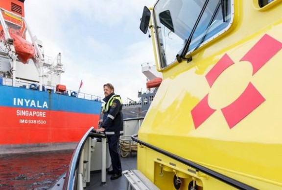 Schipper Port of Amsterdam bij schip Inyala