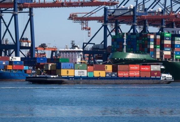 Schip met containers en havenkranen