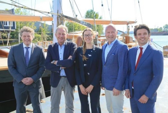 The CEO of Port of Amsterdam and the Royal Huisman at the wharf 