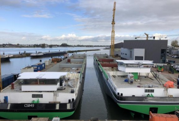 Twee sendoliners naast elkaar in de haven