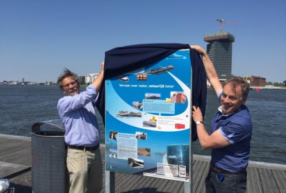 Het bord van Bureau Voorlichting Binnenvaart wordt onthuld