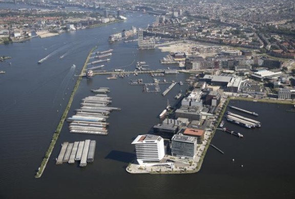 Duwbakken in het havengebied in Amsterdam