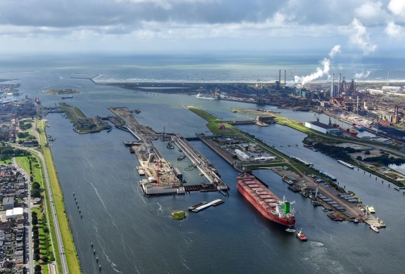 Dronebeelden van de nieuwe zeesluis bij IJmuiden