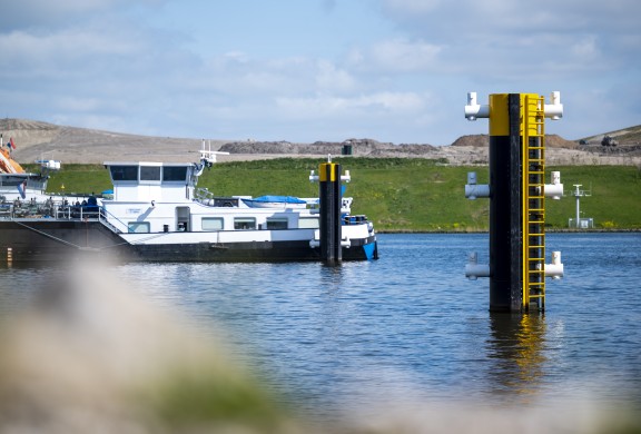 Nieuwe bolders in de Afrikahaven