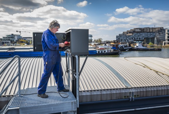 Binnenvaartschipper sluit walstroom aan