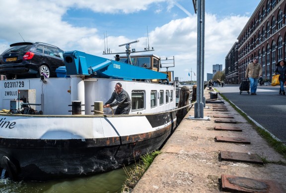 Binnenvaartschip in de IJhaven