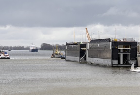 Sluisdeuren Zeesluis IJmuiden ingevaren