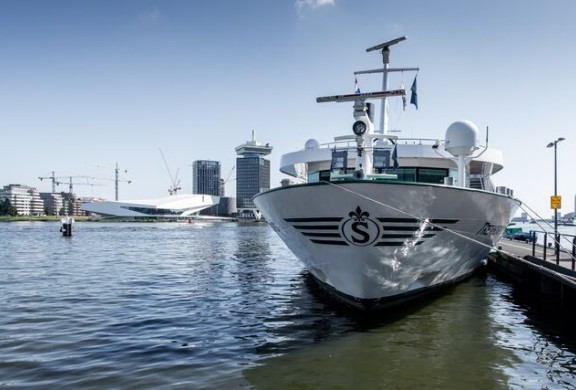 Riviercruiseschip in Amsterdamse haven